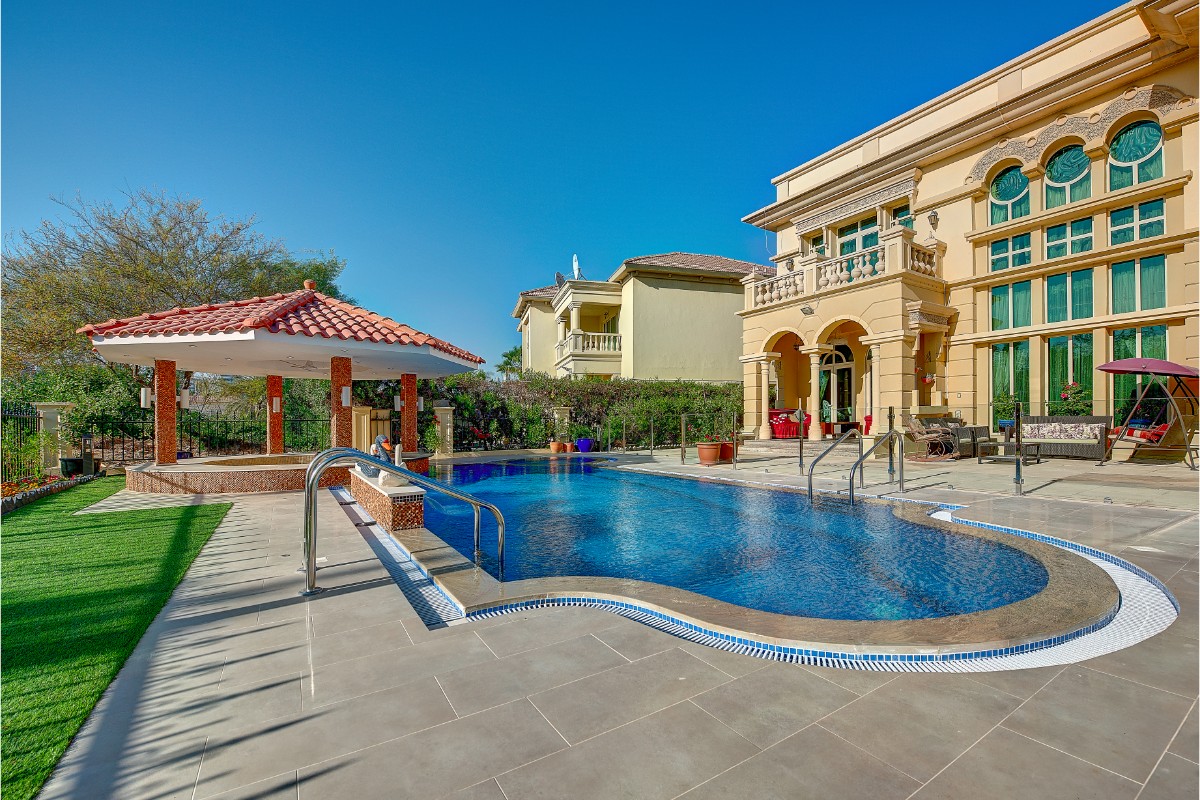 Luxury swimming pool built by Pools R Us Dubai