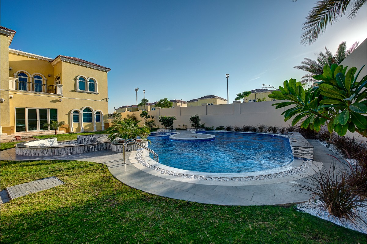Custom pool design by Pools R Us
