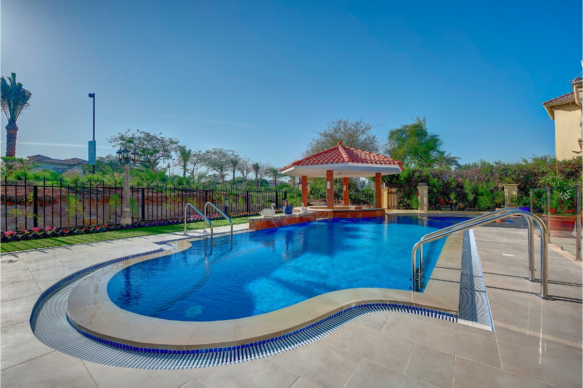 Luxury pool built by Pools R Us Dubai