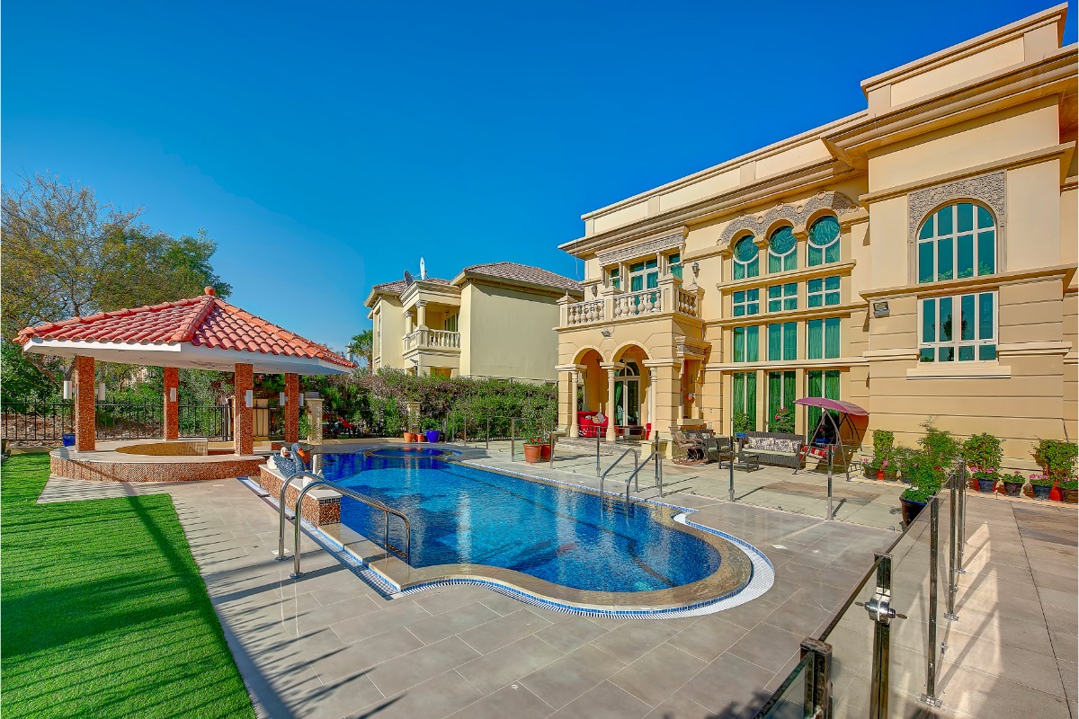 Crystal clear pool serviced by Pools R Us